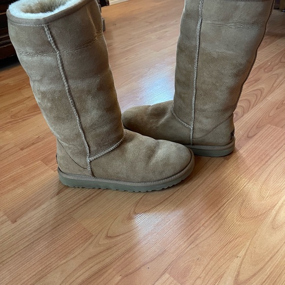 Size Woman’s 8 UGG boot. - Picture 4 of 4